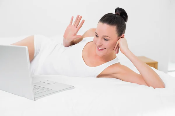 Mujer feliz saludando la mano en la pantalla del ordenador portátil — Foto de Stock