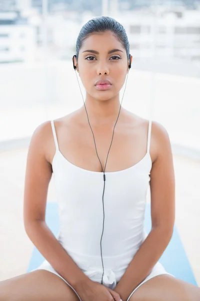 Frowning toned brunette listening to music — Stock Photo, Image