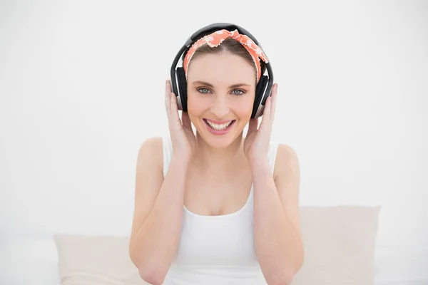 Mujer joven con auriculares —  Fotos de Stock