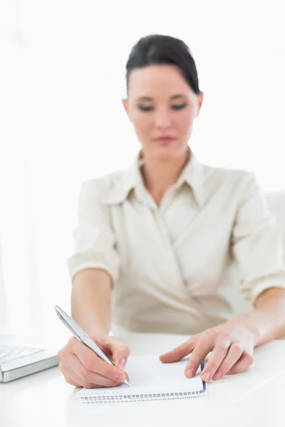 Hermosa joven empresaria escribiendo notas por computadora portátil — Foto de Stock