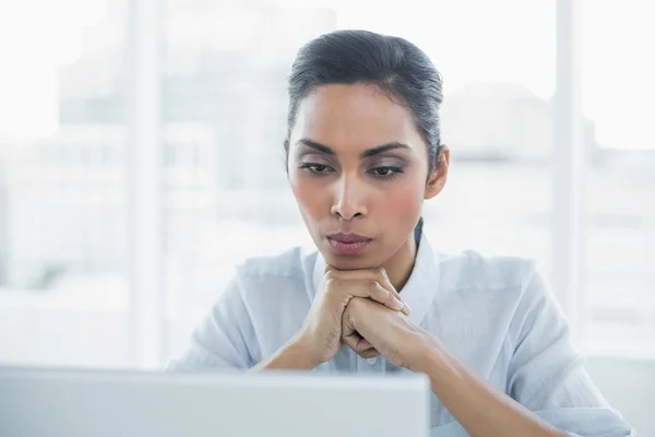 Konzentrierte Geschäftsfrau sitzt an ihrem Schreibtisch — Stockfoto