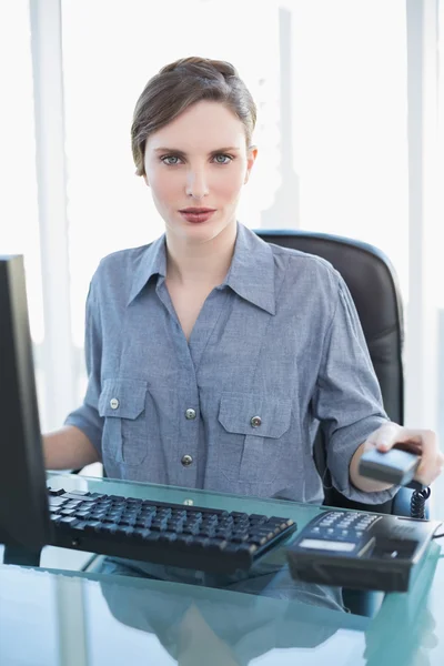 Bonita mujer de negocios sentada en su escritorio —  Fotos de Stock