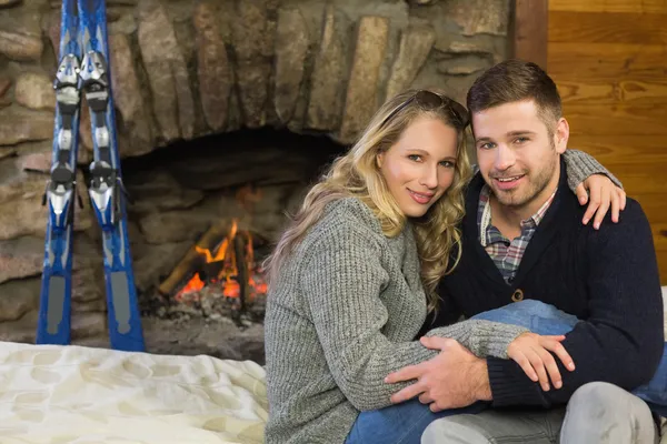 Portret van een romantisch paar voor verlichte open haard — Stockfoto