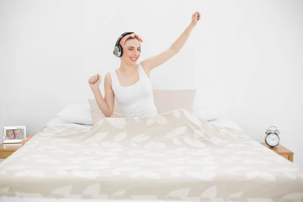 Mujer bonita escuchando música — Foto de Stock