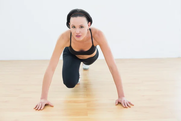 Bestäms sportiga kvinnan gör push ups i fitness-studio — Stockfoto