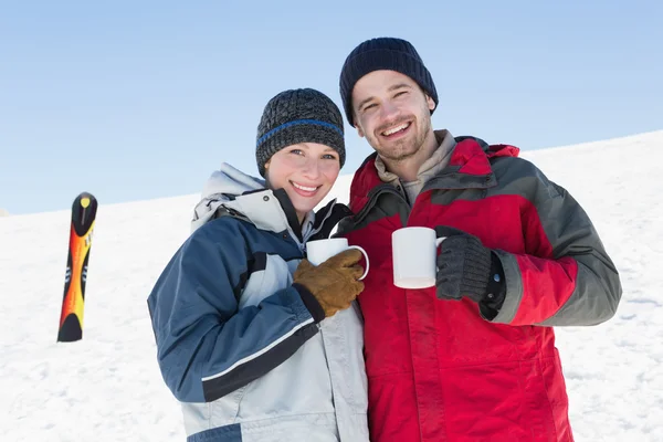 Paar hebben koffie met ski bestuur in sneeuw — Stockfoto