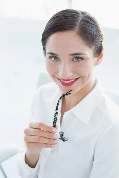 Ritratto ravvicinato di una giovane donna d'affari sorridente — Foto Stock
