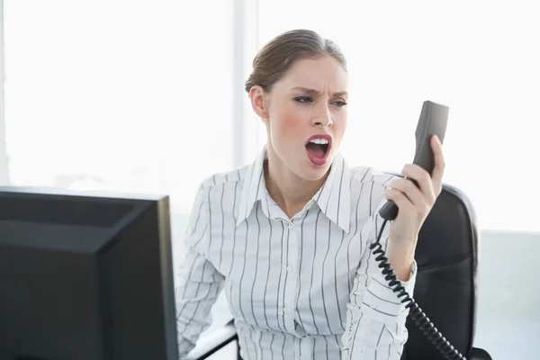 Chockad ung affärskvinna hålla telefon ser på det — Stockfoto