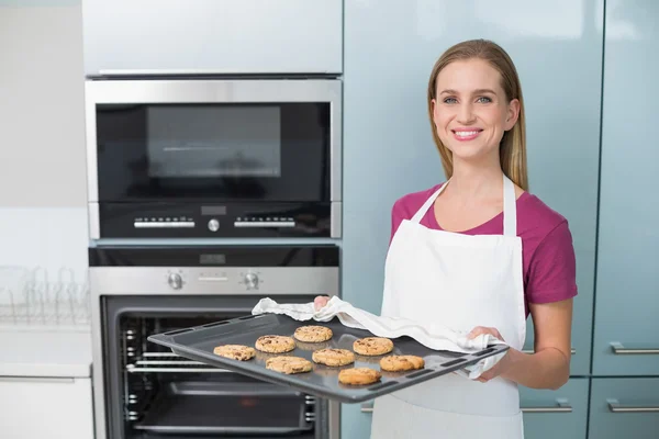 Lässig glückliche Frau hält Backblech mit Plätzchen — Stockfoto