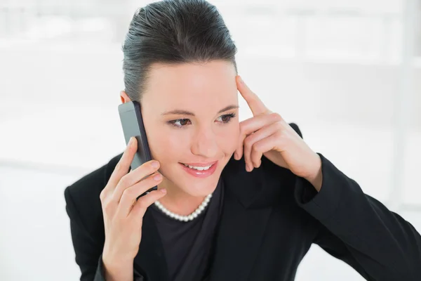 Ler eleganta affärskvinna med hjälp av mobiltelefon — Stockfoto