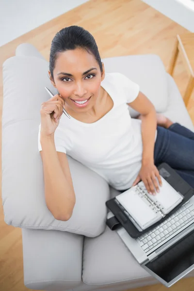 Attraente donna casual che tiene il suo diario e quaderno — Foto Stock