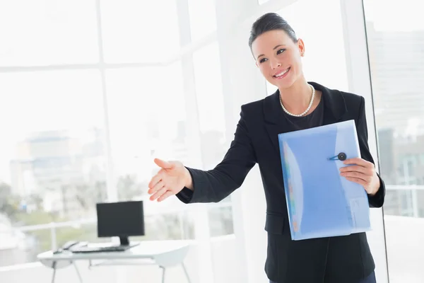 Empresária elegante oferecendo um aperto de mão no escritório — Fotografia de Stock