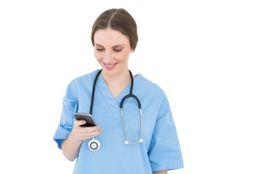 onun smartphone vasıl arayan genç bir kadın doktor