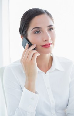 cep telefonu kullaranarak genç iş kadını