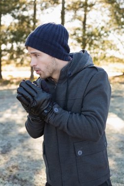 adam, ormanda bir yürüyüş yaparken sıcak giysiler titreme