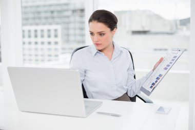 grafik ve ofis dizüstü iş kadını