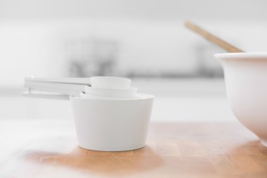 fırın kapları masanın üzerine