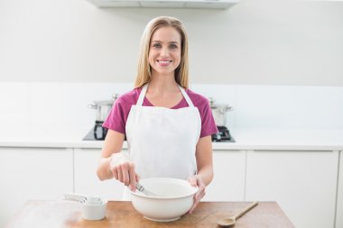 Casual neşeli sarışın holding çırpma teli