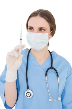genç esmer kadın doktor enjeksiyon holding