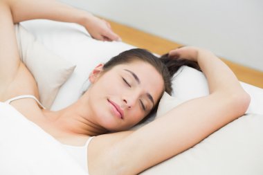 gözleri kapalı yatakta uyuyan güzel kadın