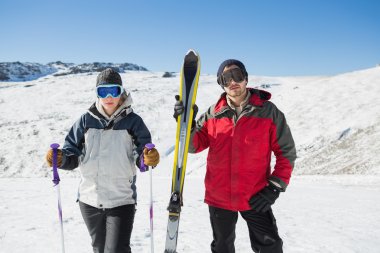 Karda kayak ekipmanları ile ciddi bir çift portre