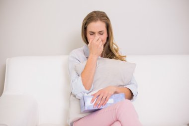 kanepe ağlayarak oturan mutsuz rahat sarışın