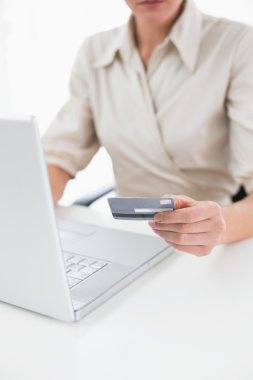 çevrimiçi alışveriş yaparken bir kadın orta kısmında