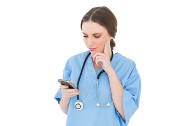 güzel bir kadın doktor onun smartphone kullanarak