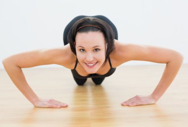 gülümseyen güzel kadın gönderme yapıyor ups fitness stüdyosu