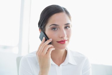 İş kadını cep telefonu kullanıyor