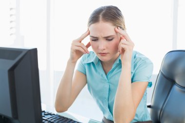 baş ağrısı olan, ekşitmeden şık iş kadını