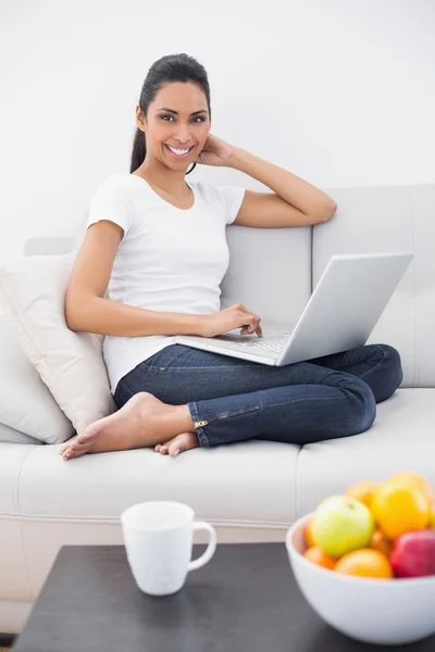 Gelukkig dark haired vrouw die werkt op haar laptop — Stockfoto