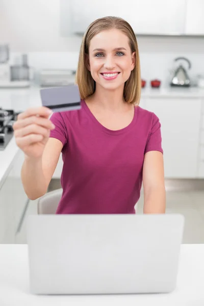 Mulher casual loira usando laptop e cartão de crédito — Fotografia de Stock