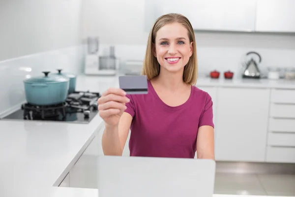 Mujer casual alegre usando el ordenador portátil y la tarjeta de crédito —  Fotos de Stock