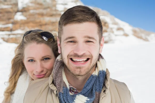 Älskande par på snö täckta landskap — Stockfoto