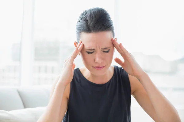 Close-up van een zakenvrouw lijden hoofdpijn — Stockfoto