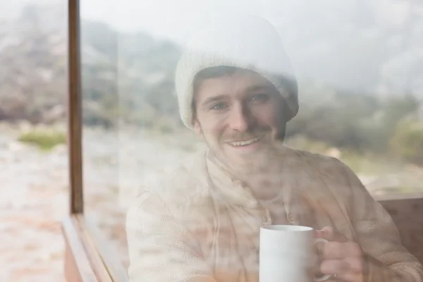 窓を見るコーヒー カップと笑みを浮かべて男 — ストック写真