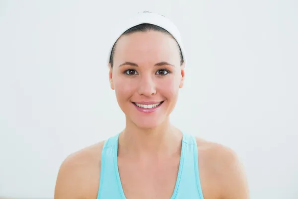 Close-up retrato de uma jovem mulher sorridente — Fotografia de Stock