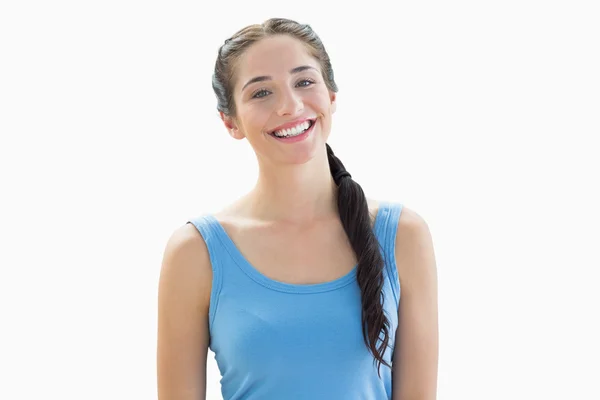 Портрет улыбающейся женщины в голубой майке — стоковое фото