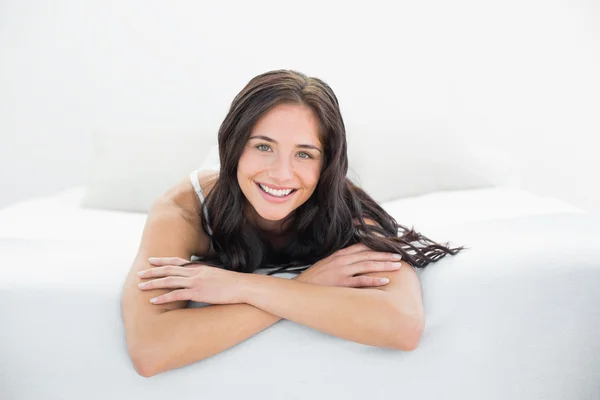 Yatakta gülümseyen kadın portresi — Stok fotoğraf