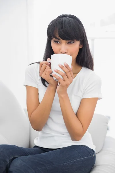 Contenido relajado mujer bebiendo de taza —  Fotos de Stock