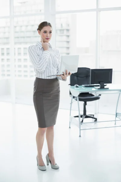 Pensativo elegante empresária segurando seu caderno — Fotografia de Stock