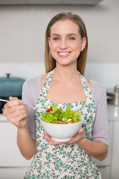 Salata kasesi holding gülümseyen güzel model — Stok fotoğraf