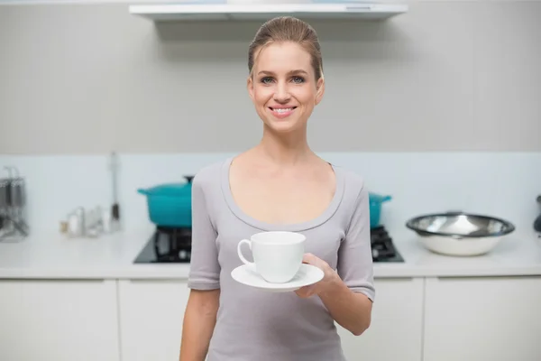 Lucky gorgeous model looking at camera holding mug — Stock Photo, Image