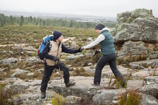 Couple en randonnée dans un paysage rocheux — Photo