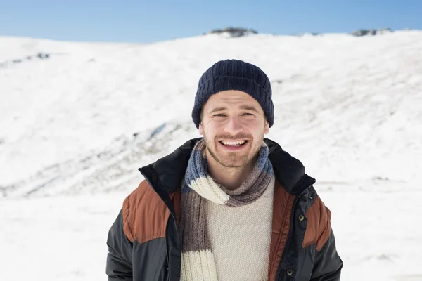 Mann in warmer Kleidung steht auf verschneiter Landschaft — Stockfoto