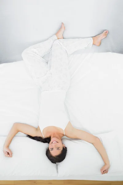 Longitud completa de una mujer acostada en la cama — Foto de Stock