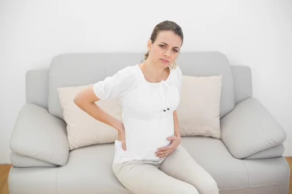 Sofrimento mulher grávida olhando seriamente para a câmera — Fotografia de Stock