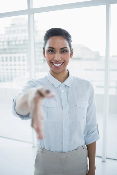 Obsah usměvavá podnikatelka dosažení její ruku — Stock fotografie