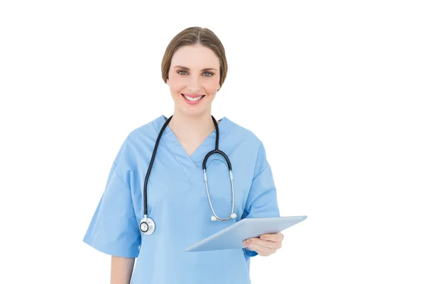 Doktor mladá žena držící tablet — Stock fotografie